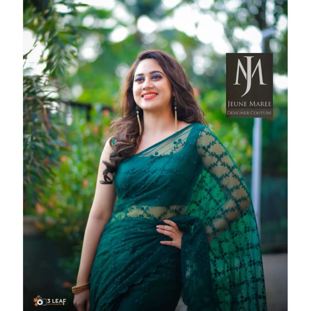 malayalam actress miya george in sleeveless green saree